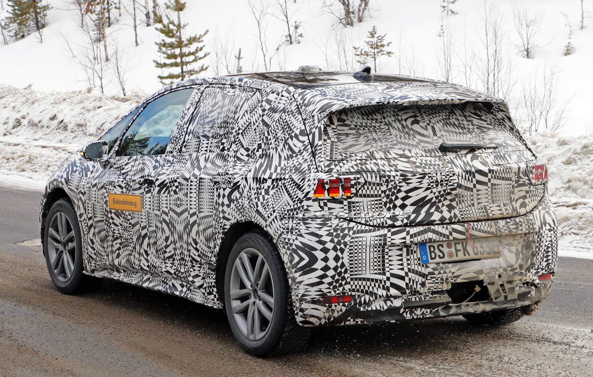 Namn:  8b56f1d7-2020-vw-id-hatchback-spy-shots-10.jpg
Visningar: 2447
Storlek:  455.5 KB