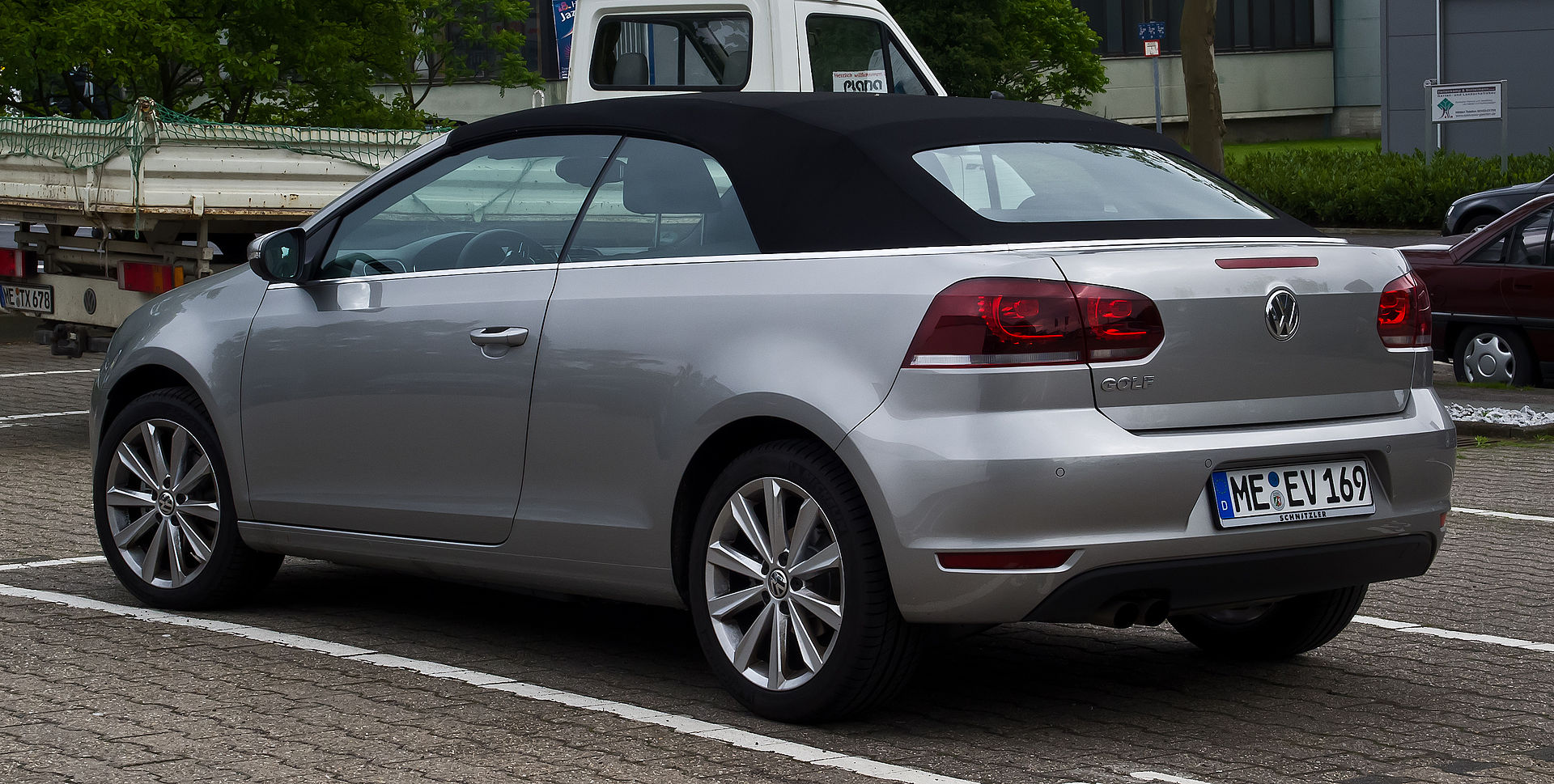Namn:  VW_Golf_Cabriolet_1.4_TSI_Design_&_Style_(VI)__Heckansicht,_1._Juni_2013,_Hilden.jpg
Visningar: 2504
Storlek:  405.1 KB