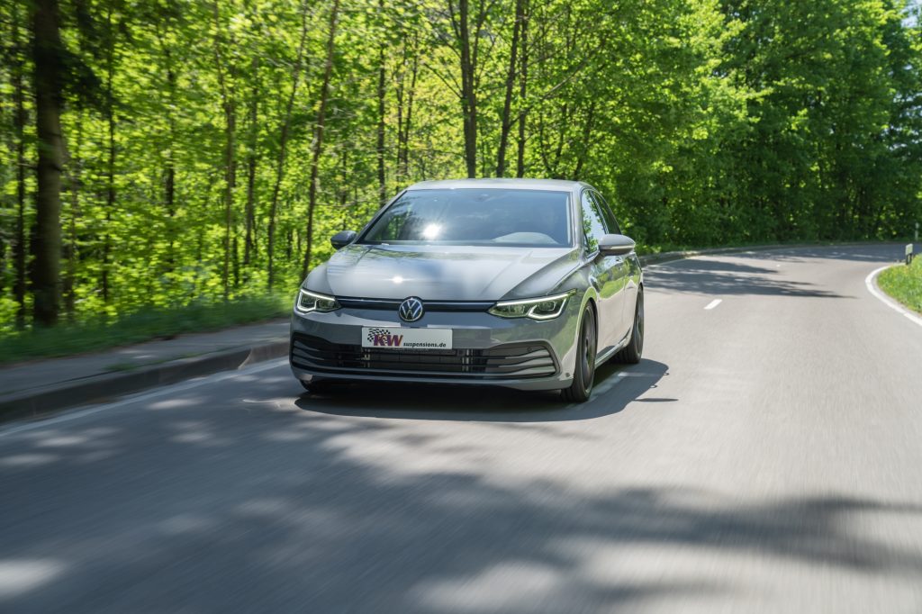 Namn:  low_VW_Golf_8_KW_Variante_3_Fahraufnahme_01-1024x682.jpg
Visningar: 1707
Storlek:  125.2 KB