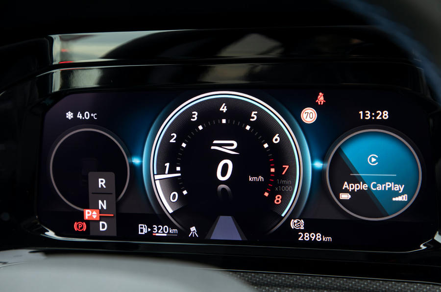 Namn:  7-volkswagen-golf-r-2020-first-drive-review-instruments.jpg
Visningar: 4707
Storlek:  84.0 KB