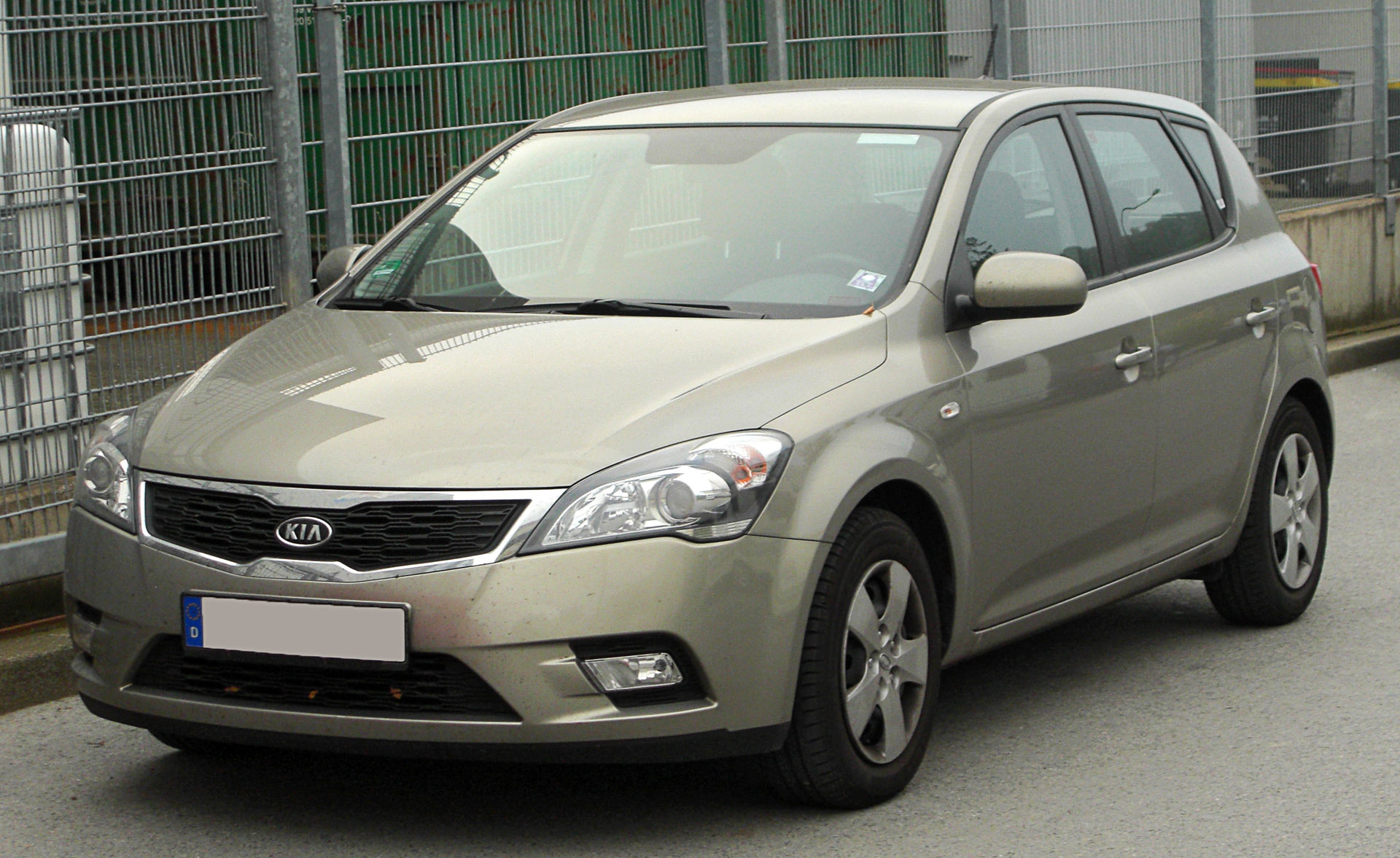 Namn:  Kia_cee'd_Facelift_front_20101012.jpg
Visningar: 2945
Storlek:  420.6 KB