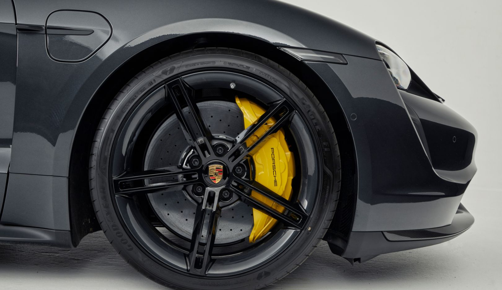 Namn:  28. Yellow Brake Caliper - Taycan Turbo S.jpg
Visningar: 244
Storlek:  157.6 KB