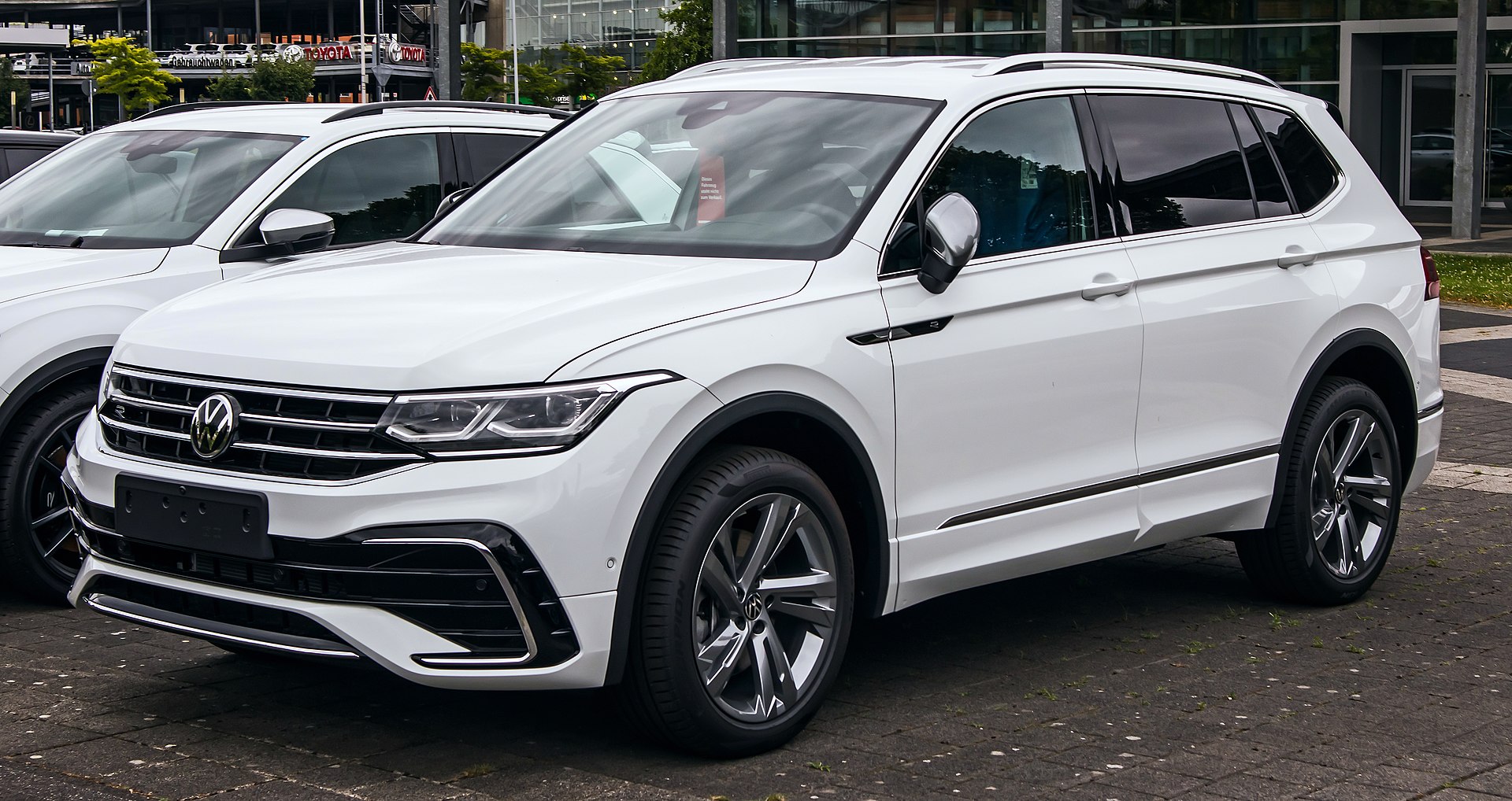 Namn:  VW_Tiguan_Allspace_R-Line_2.0_TDI_4Motion_(II,_Facelift)_–_f_10072022.jpg
Visningar: 718
Storlek:  426.3 KB