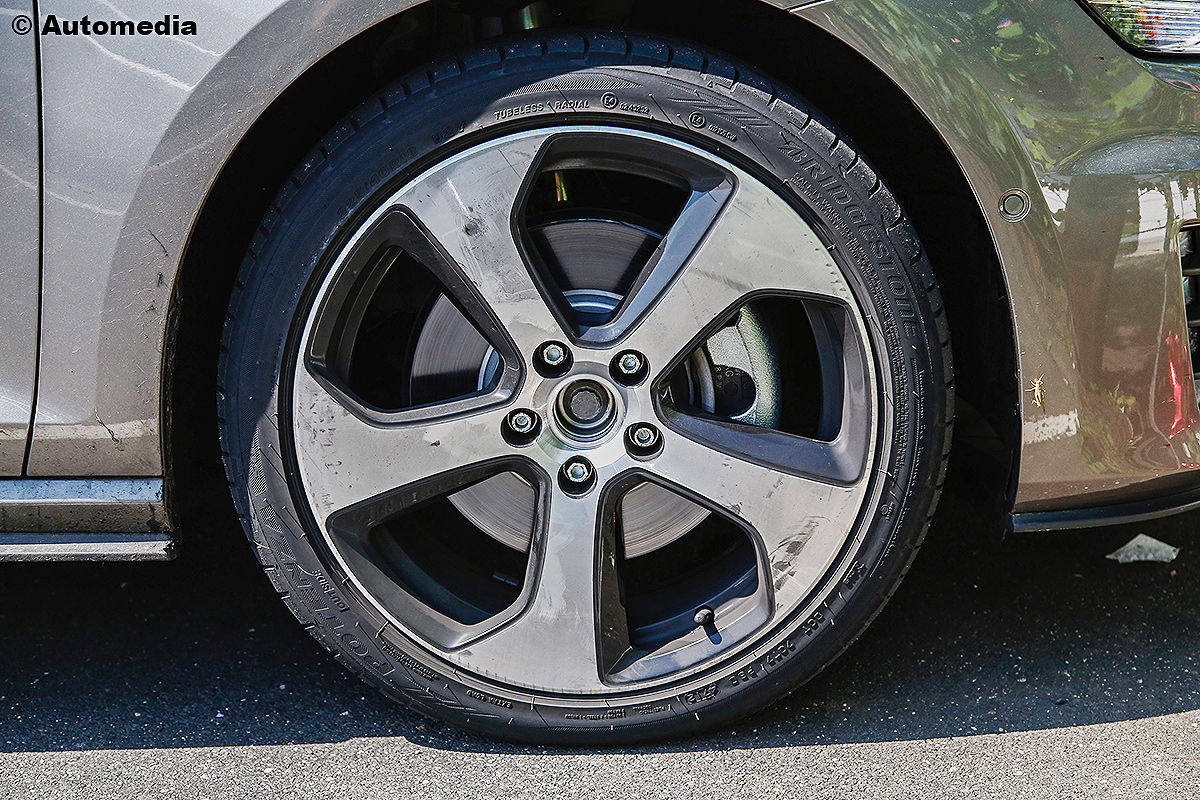 Namn:  VW-Golf-GTD-Variant-Erlkoenig-1200x800-9430591a2f3acc60.jpg
Visningar: 1161
Storlek:  297.4 KB