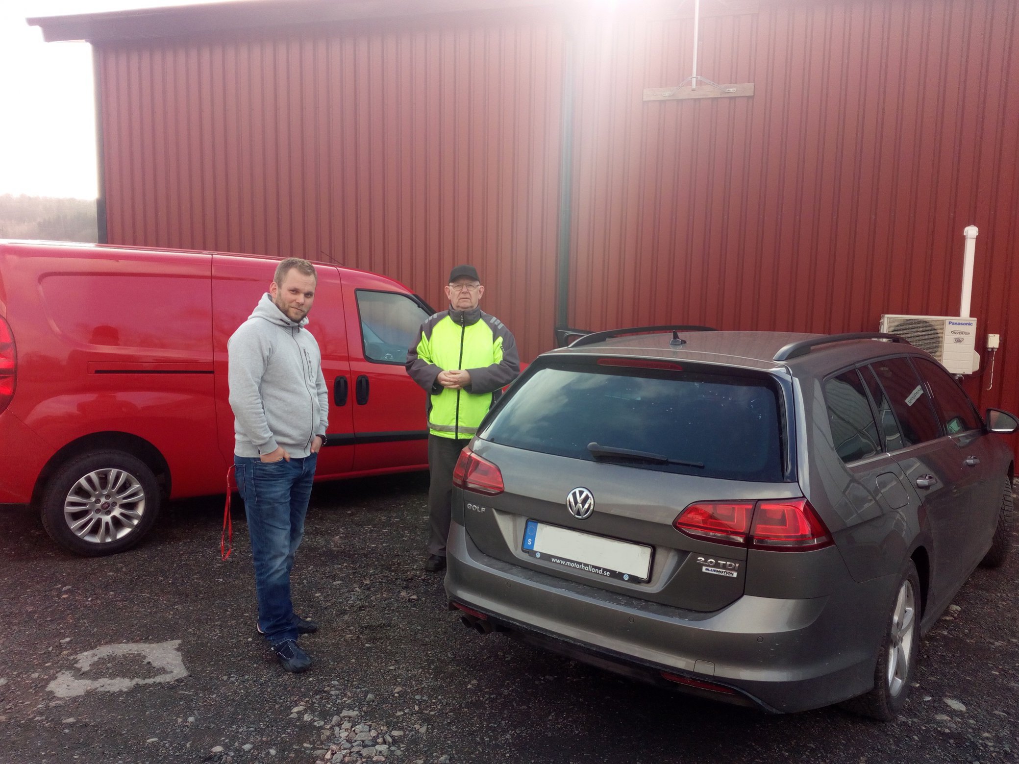 Namn:  vcds Peter och pappa med silver-pilen - kopia.jpg
Visningar: 764
Storlek:  526.3 KB