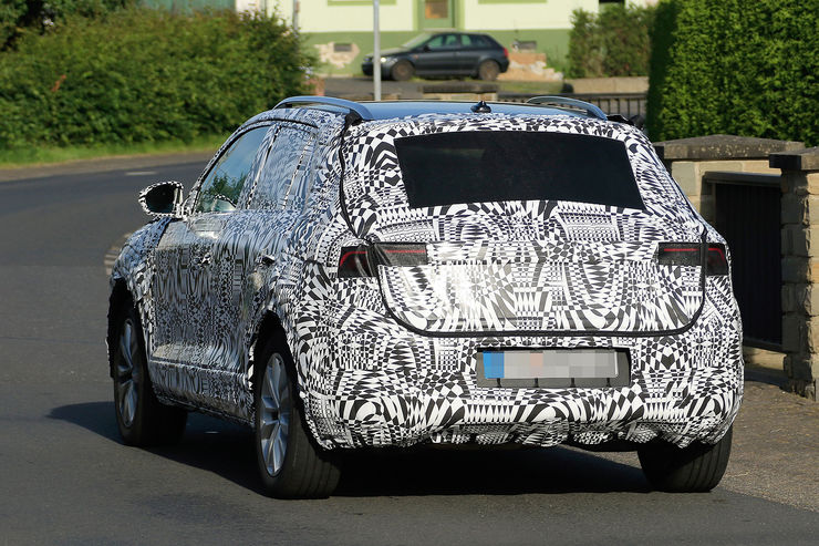 Namn:  Erlkoenig-VW-Polo-SUV-fotoshowBig-a3281e28-969009.jpg
Visningar: 1064
Storlek:  114.6 KB