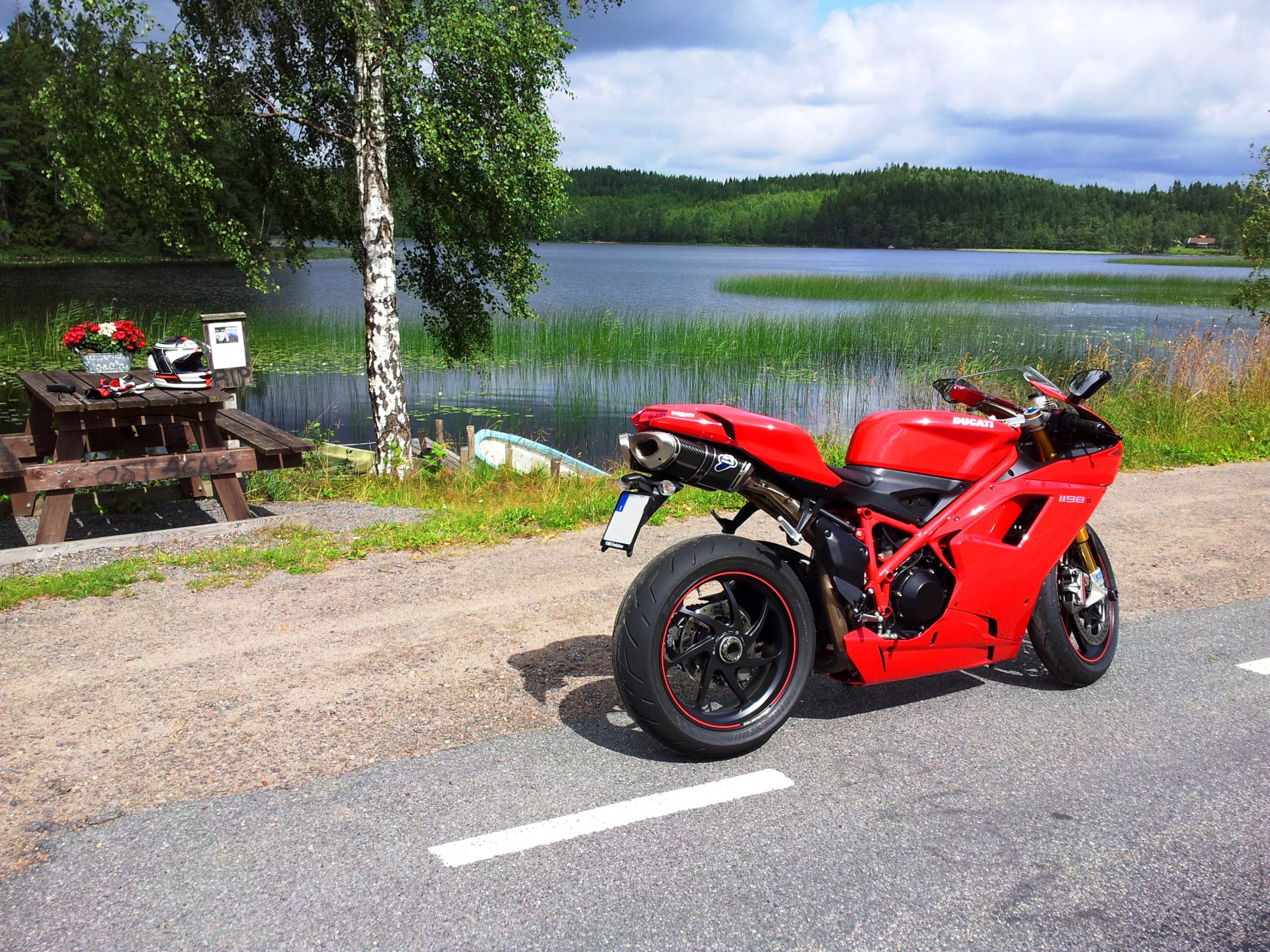 Namn:  ducati1198s1.jpg
Visningar: 201
Storlek:  1.11 MB